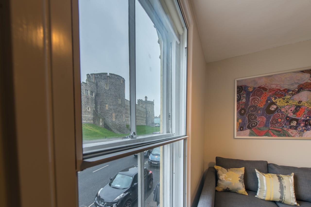 Central Windsor Apartment Facing The Castle Экстерьер фото